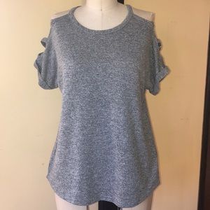 Gray T-shirt with lattice design on the shoulders